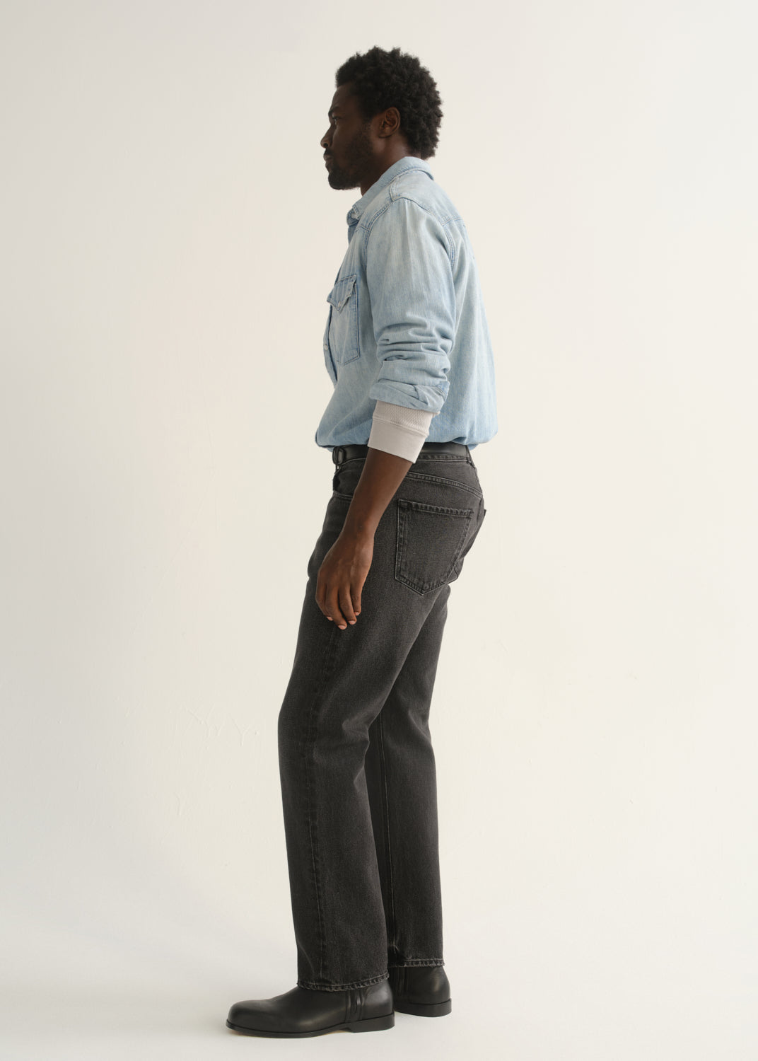Beau Relaxed Straight Jean in Washed Onyx side view