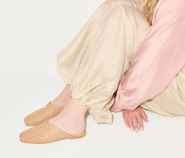 Freda Salvador - Saanvi Cognac Woven Slide - Kalifornia Jean Bar