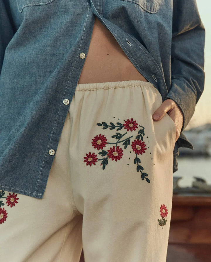 The Great - Easy Pant Natural Field Floral Emb - Kalifornia Jean Bar