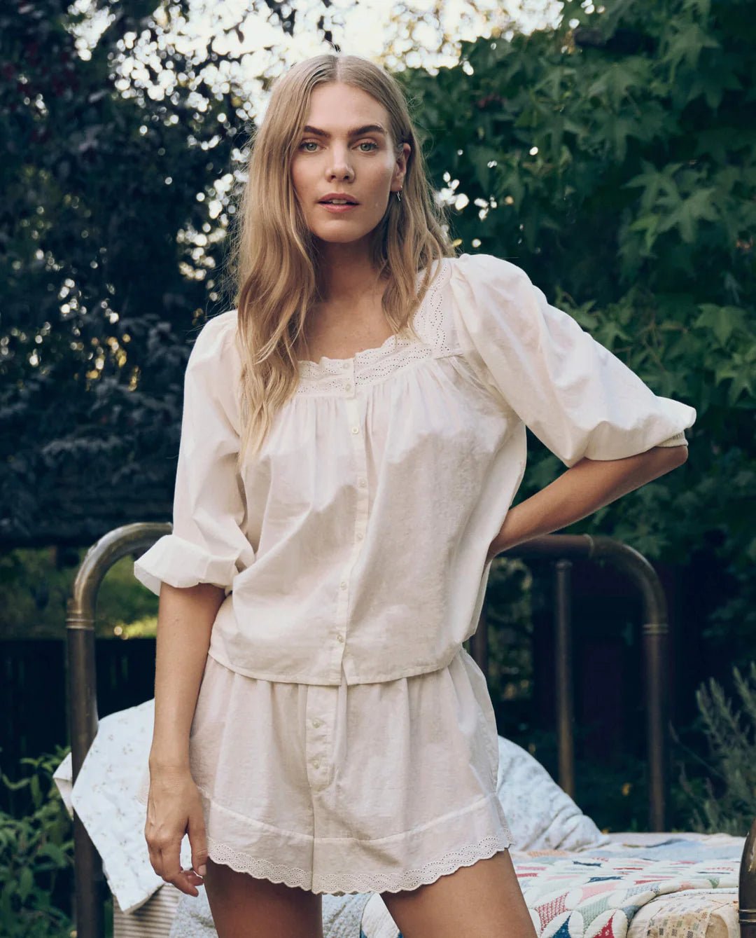 The Great - The Eyelet Button Sleep Top True White - Kalifornia Jean Bar